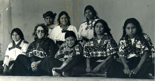 Alonso's mother with Lucia and weavers